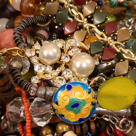 5 pounds of beaded and vintage jewelry - Picture 4 of 12